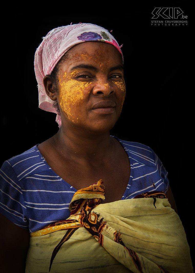 Ifaty - Vezo vrouw Sommige Vezo vrouwen gebruiken nog steeds traditionele gezichtsverf gemaakt van de schors van een boom. Dit moet er voor zorgen dat de huid goed verzocht wordt en beter beschermd is tegen de zon. Stefan Cruysberghs